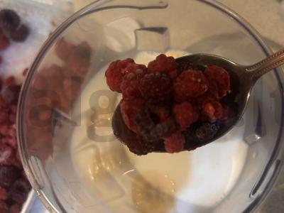 Pieno kokteilis-smuzi su bananais ir braškėmis Žingsnis 3