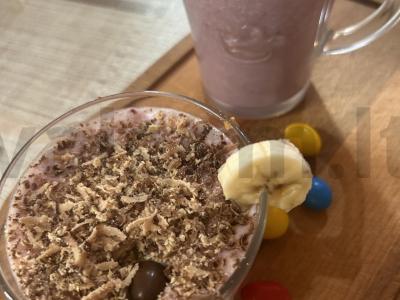 Pieno kokteilis-smuzi su bananais ir braškėmis pagrindine nuotrauka