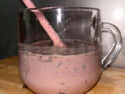 Pieninis kokteilis su vynuogėmis ir šermukšniu pagrindine nuotrauka