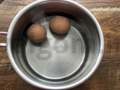 Sotūs salotas su vištienos kepenėlėmis ir marinuotais agurkais Žingsnis 2