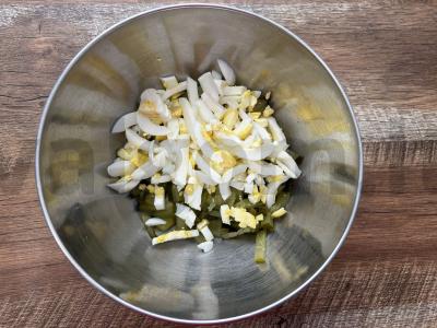 Sotūs salotas su vištienos kepenėlėmis ir marinuotais agurkais Žingsnis 3