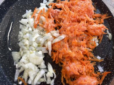 Sotūs salotas su vištienos kepenėlėmis ir marinuotais agurkais Žingsnis 4