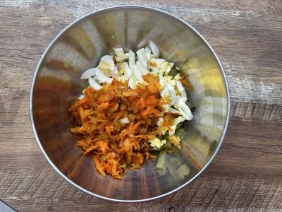 Sotūs salotas su vištienos kepenėlėmis ir marinuotais agurkais Žingsnis 5