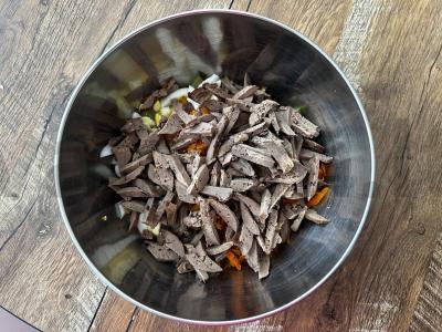 Sotūs salotas su vištienos kepenėlėmis ir marinuotais agurkais Žingsnis 8