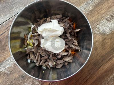 Sotūs salotas su vištienos kepenėlėmis ir marinuotais agurkais Žingsnis 9