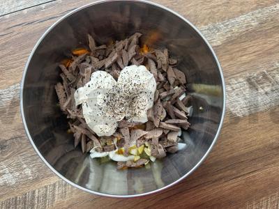 Sotūs salotas su vištienos kepenėlėmis ir marinuotais agurkais Žingsnis 10