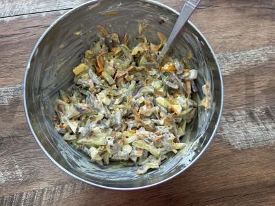 Sotūs salotas su vištienos kepenėlėmis ir marinuotais agurkais Žingsnis 11