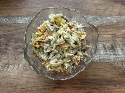 Sotūs salotas su vištienos kepenėlėmis ir marinuotais agurkais pagrindine nuotrauka