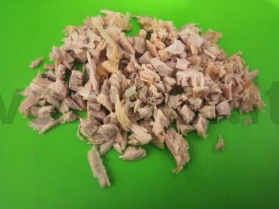 Šiltas salotas su rūkytomis vištienos krūtinėlėmis, kukurūzais ir keptu kiaušiniu Žingsnis 1