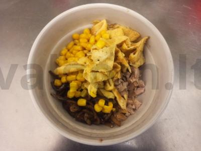 Šiltas salotas su rūkytomis vištienos krūtinėlėmis, kukurūzais ir keptu kiaušiniu Žingsnis 5