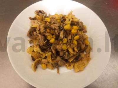 Šiltas salotas su rūkytomis vištienos krūtinėlėmis, kukurūzais ir keptu kiaušiniu pagrindine nuotrauka