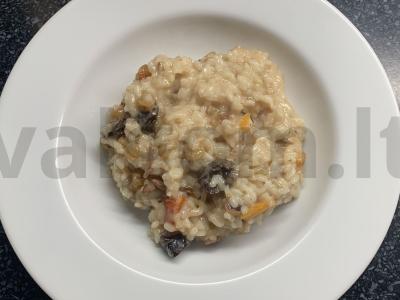 Ryžių košė su grietinėlėmis ir džiovintais vaisiais pagrindine nuotrauka