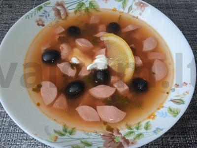 Labai tingi soljanka su alyvuogėmis pagrindine nuotrauka