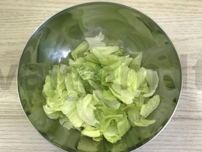 Lengvas salotas su mango ir graikiniais riešutais Žingsnis 1