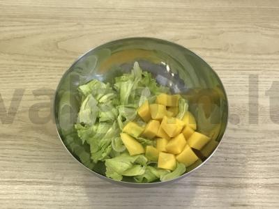 Lengvas salotas su mango ir graikiniais riešutais Žingsnis 2