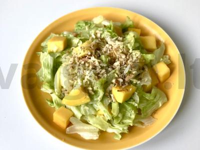 Lengvas salotas su mango ir graikiniais riešutais pagrindine nuotrauka