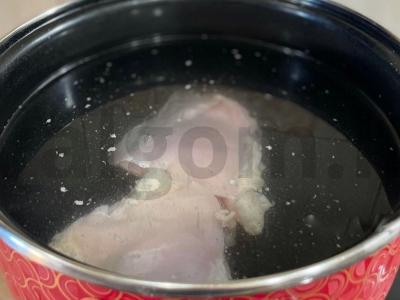 Sultinys su pomidorų pasta ir marinuotais agurkais Žingsnis 1