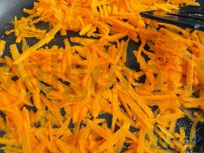 Sultinys su pomidorų pasta ir marinuotais agurkais Žingsnis 3