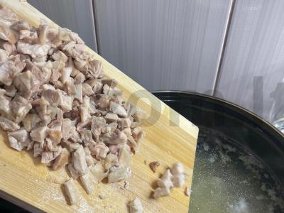 Sultinys su pomidorų pasta ir marinuotais agurkais Žingsnis 7