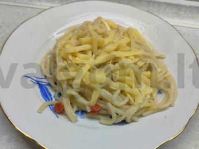 Spagečiai su sūriu ir rūkytomis dešrelėmis pagrindine nuotrauka