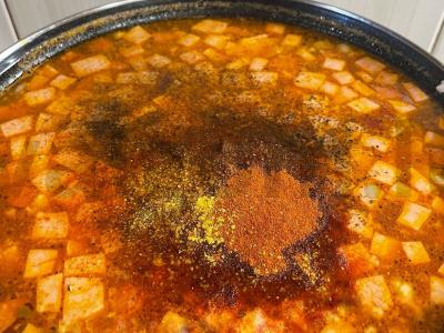 Sultinys su pomidorų pasta ir marinuotais agurkais Žingsnis 9