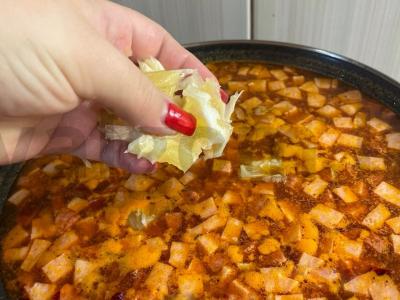 Sultinys su pomidorų pasta ir marinuotais agurkais Žingsnis 10