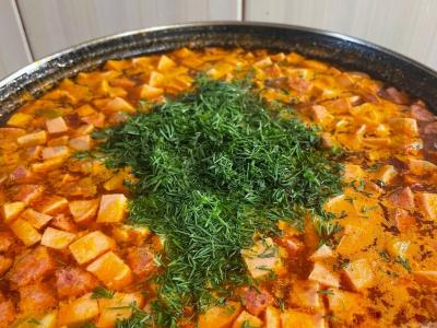 Sultinys su pomidorų pasta ir marinuotais agurkais pagrindine nuotrauka