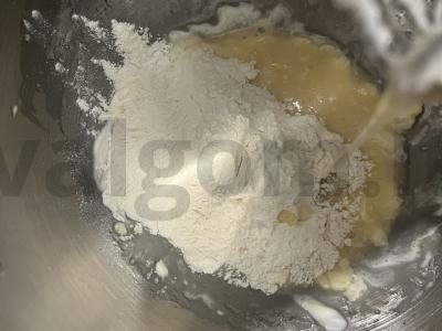 Sūrio pyragėliai „Rojinė malonė“ su varške ir cukraus pudra Žingsnis 6