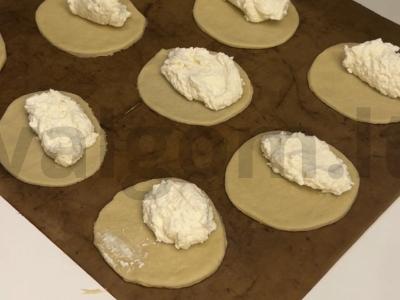 Sūrio pyragėliai „Rojinė malonė“ su varške ir cukraus pudra Žingsnis 15