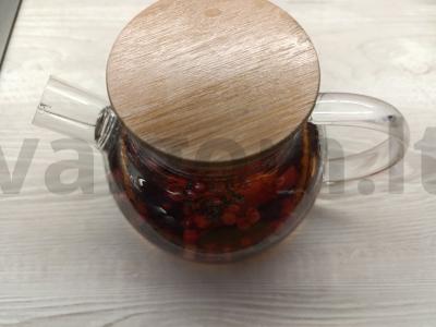 Arbatos gėrimas su sultimis, cinamonu ir spanguolėmis pagrindine nuotrauka