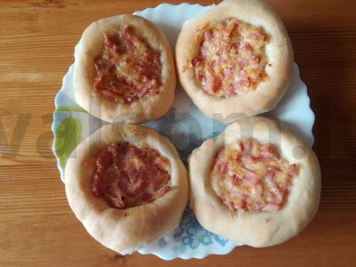 Šanėškiai su dešrelėmis ir majonezu. pagrindine nuotrauka