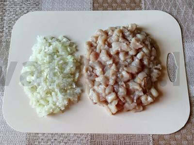 Vištienos filė su svogūnais, troškinta kefyre su krapais Žingsnis 1