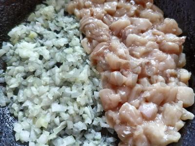 Vištienos filė su svogūnais, troškinta kefyre su krapais Žingsnis 3