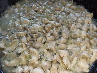 Vištienos filė su svogūnais, troškinta kefyre su krapais Žingsnis 4