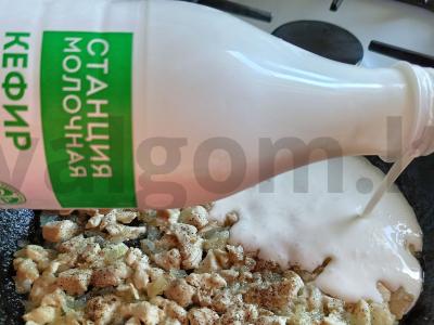 Vištienos filė su svogūnais, troškinta kefyre su krapais Žingsnis 5