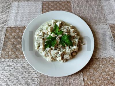 Vištienos filė su svogūnais, troškinta kefyre su krapais pagrindine nuotrauka