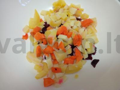 Virti daržovių salotos su majonezu ant putpelių kiaušinių Žingsnis 3