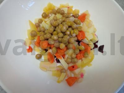 Virti daržovių salotos su majonezu ant putpelių kiaušinių Žingsnis 4