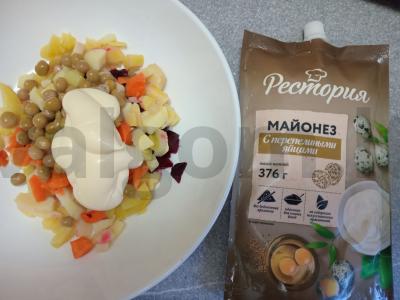 Virti daržovių salotos su majonezu ant putpelių kiaušinių Žingsnis 5