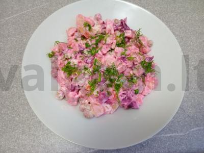 Virti daržovių salotos su majonezu ant putpelių kiaušinių pagrindine nuotrauka