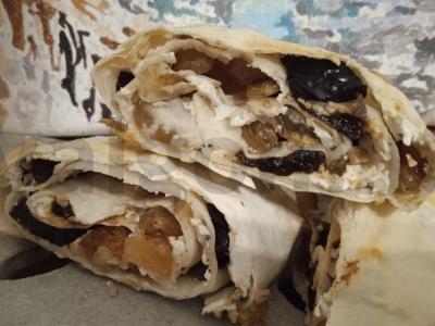 Tortilija su varške, razinom ir riešutais pagrindine nuotrauka