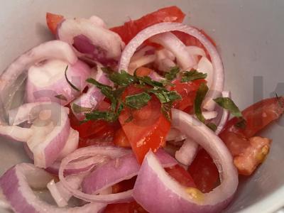 Salotas „Ačik“ su petražolėmis pagrindine nuotrauka