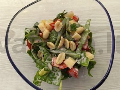 Salotas su žalumynais ir daržovėmis pagrindine nuotrauka