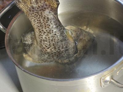 Lašišų ir konservuotų rožių žuvų sriuba Žingsnis 1