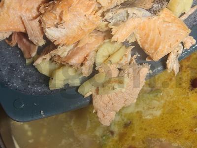 Lašišų ir konservuotų rožių žuvų sriuba Žingsnis 10