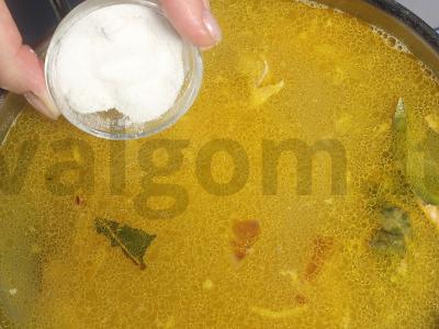 Lašišų ir konservuotų rožių žuvų sriuba Žingsnis 12