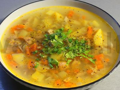 Lašišų ir konservuotų rožių žuvų sriuba pagrindine nuotrauka