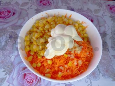 Šviežių morkų ir konservuotų kukurūzų salotas Žingsnis 2