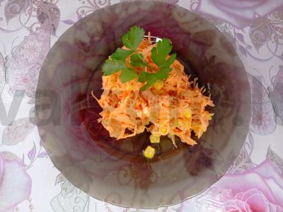 Šviežių morkų ir konservuotų kukurūzų salotas pagrindine nuotrauka