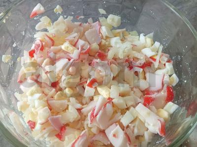 Lengvas salotas su krabų lazdelėmis Žingsnis 1